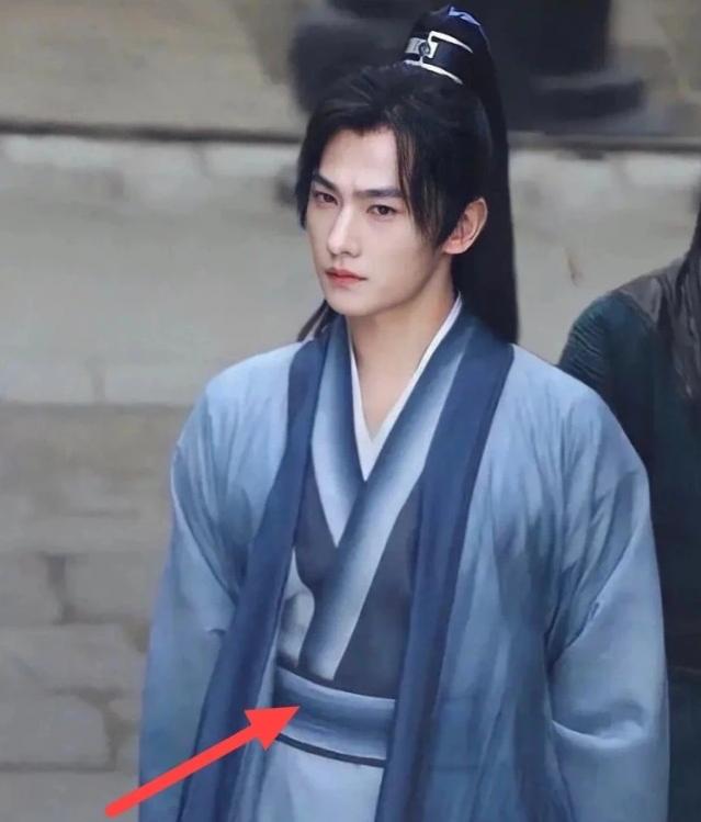 赵露思雷人造型,赵露思综艺红裙公主切造型