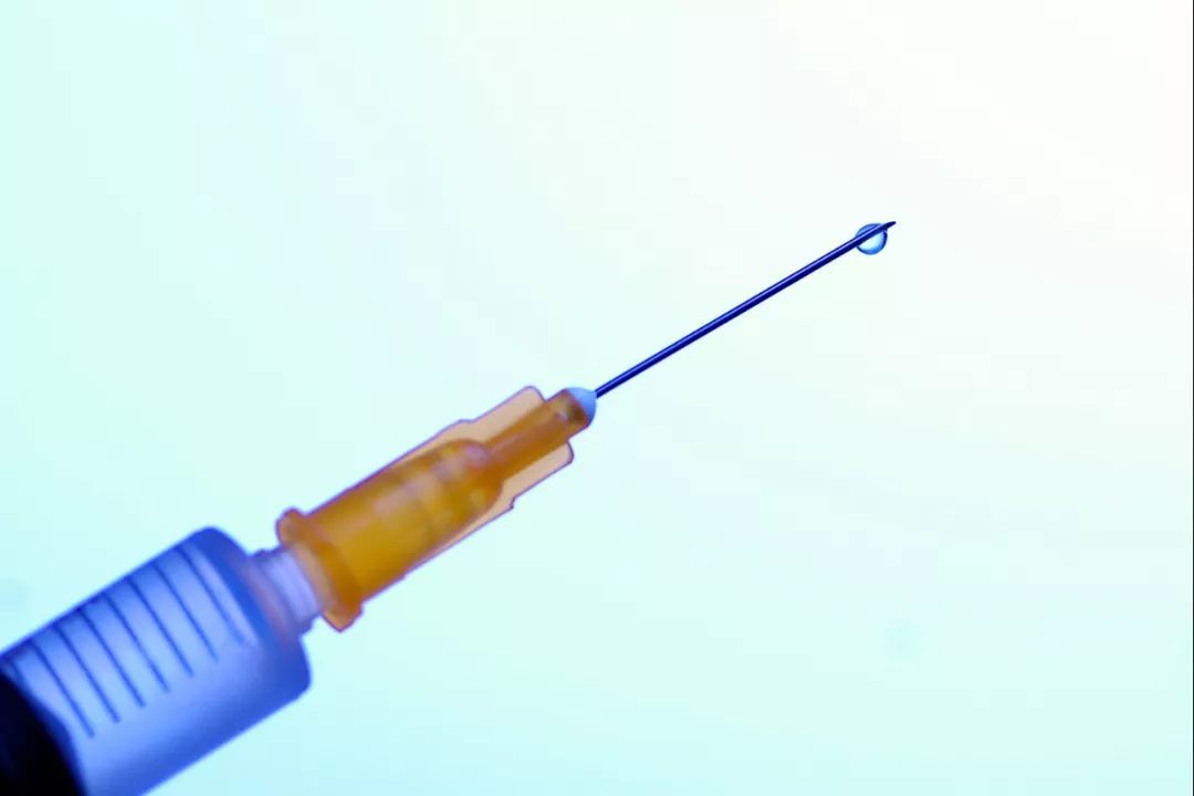 家长急疯了!4岁女儿在小区里玩被陌生男子扎针,注射不明液体……