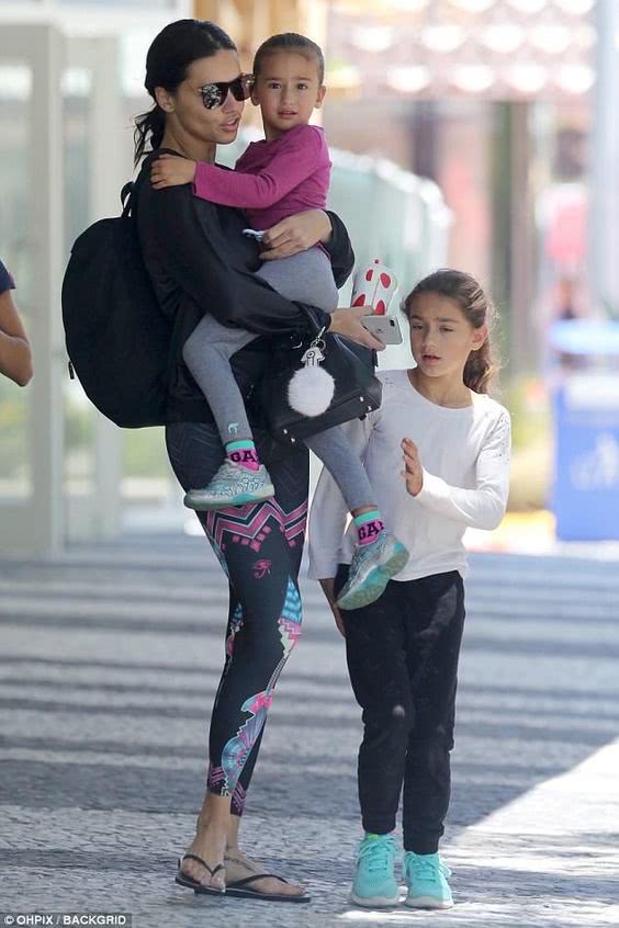 利马穿着深v礼服,超模利马她的腰真的有那么白吗