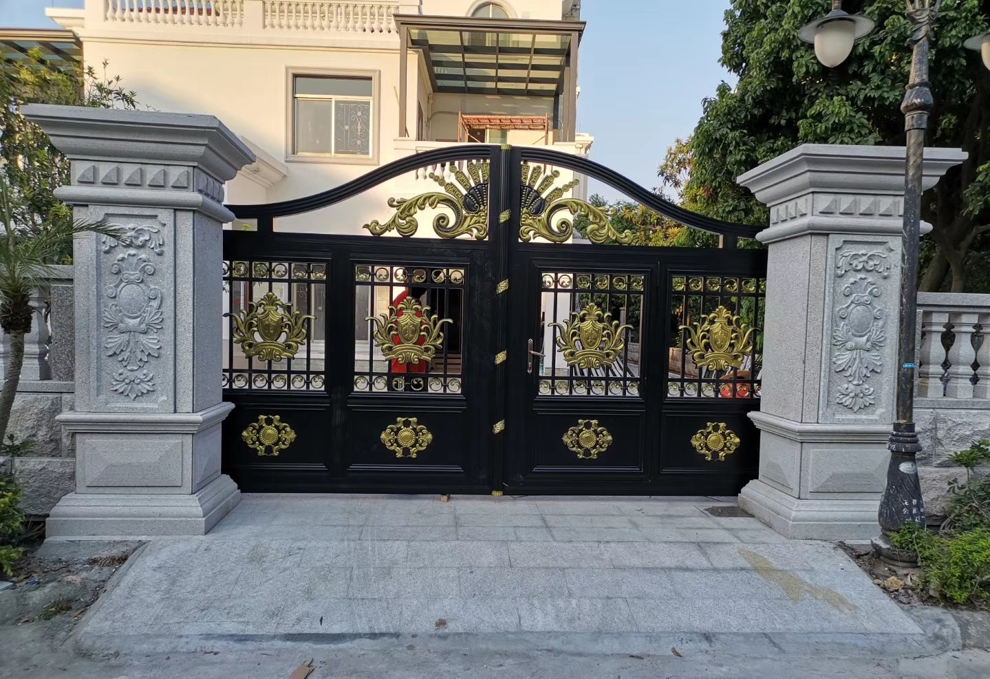 双开铝艺大门安装,双开铝艺大门