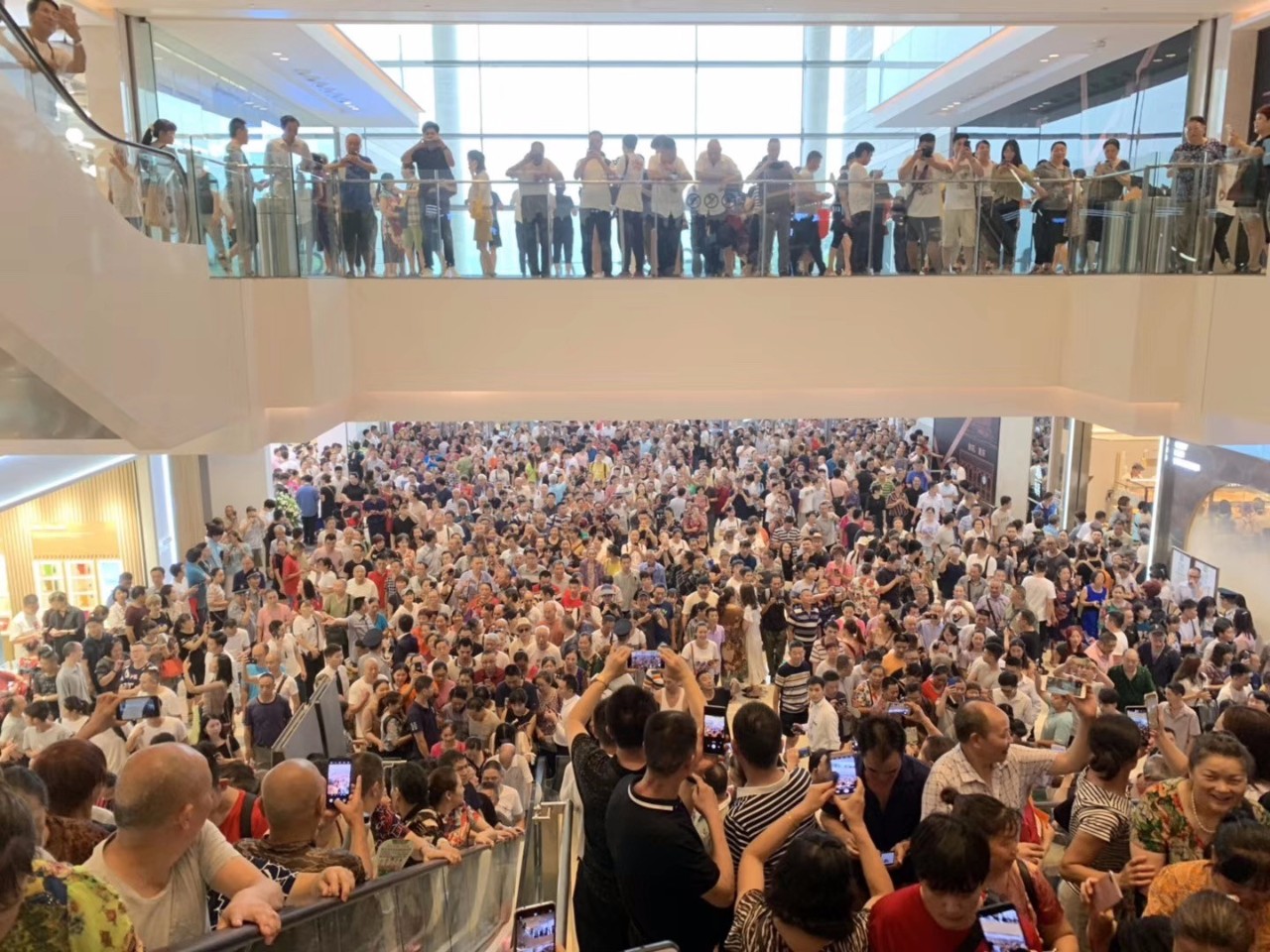 重庆来福士广场为什么受争议,来福士大楼网红街