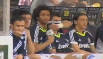 足球的搞笑时刻看完真笑死了,足球赛场那些经典搞笑瞬间