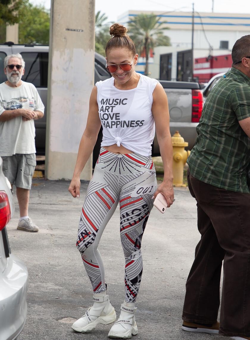 詹妮弗洛佩兹inthemorningmv,詹妮弗洛佩兹身穿蓝色运动套装