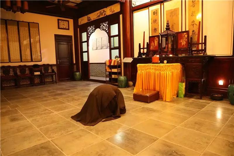 李李原型剃度出家又还俗,最近寺庙剃度出家全过程