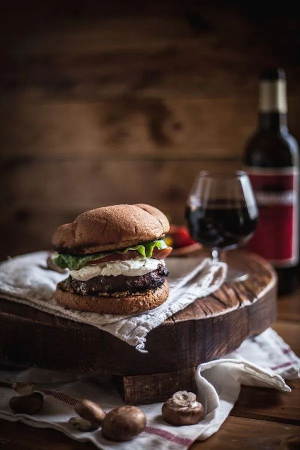 想要汉堡更好吃？赶紧搭配一杯葡萄酒！|富隆酒业