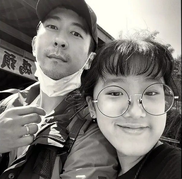 王鸥和她都是单亲，1个仅自己出镜，1个却带着“温太医”和准继父