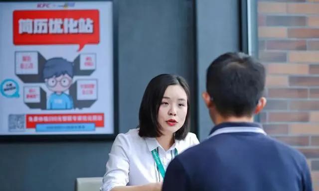 面试官字加一笔女生机智回答认可,女面试官只加一笔是什么字