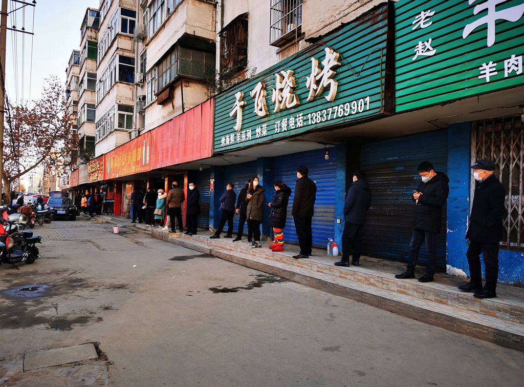 医用酒精买不到，南阳民众酒精厂排起长队，抢购食用酒精消毒
