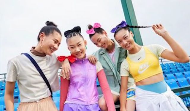 耐克毫无违和感,耐克模特眯眯眼