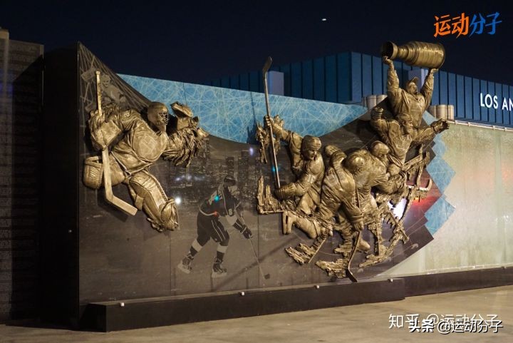 斯台普斯球馆雕像,斯台普斯中心门前的雕像