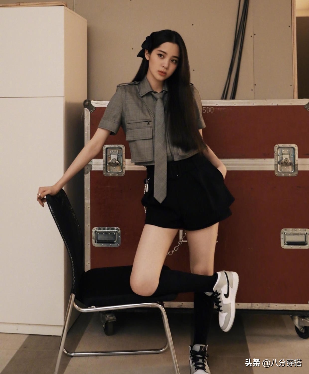 欧阳娜娜年纪虽小,品味却很好,一袭浅棕色衬衫连衣裙飒爽不羁