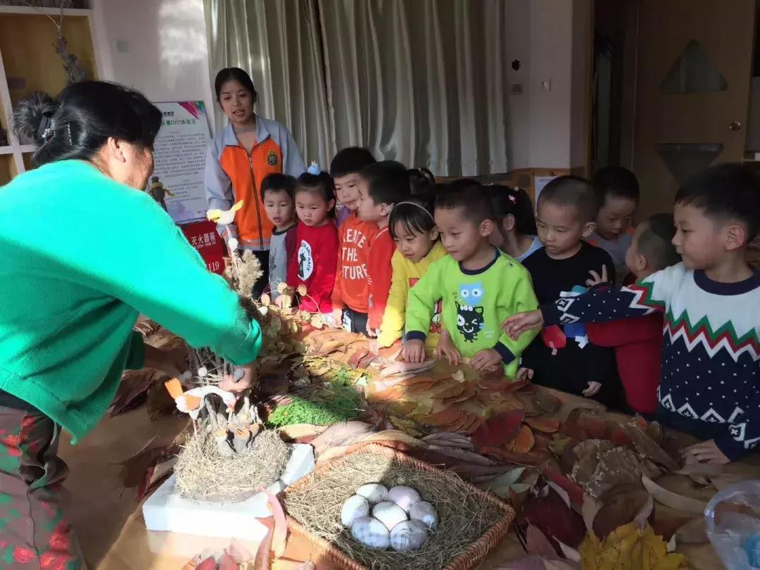 “西北奇葩”阳朵姥姥用报纸、碎布、树叶作画,惊艳!