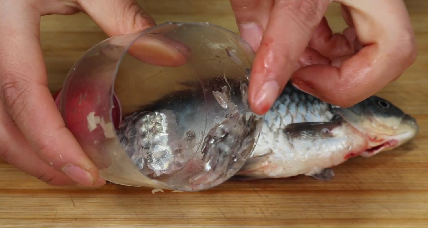 才知道去鱼鳞不要用刀，加一个塑料袋，又快又干净，这方法太棒了
