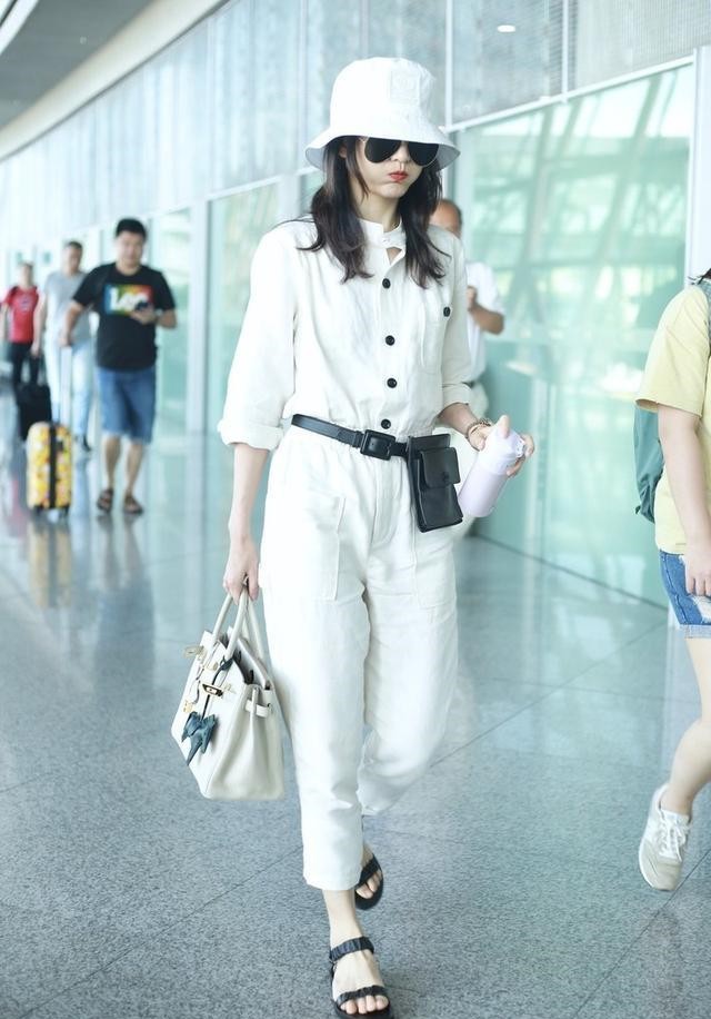 王鸥机场高腰裤,王鸥穿白色连体裤给人感觉如何