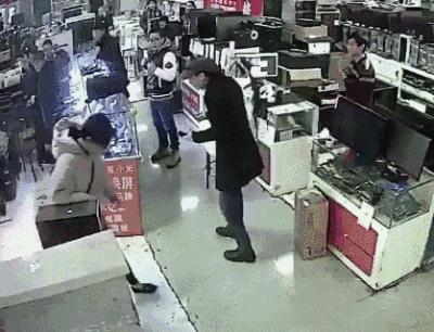 搞笑一刻网友对比美版M记大杯可乐与日本大杯可乐的容量差距