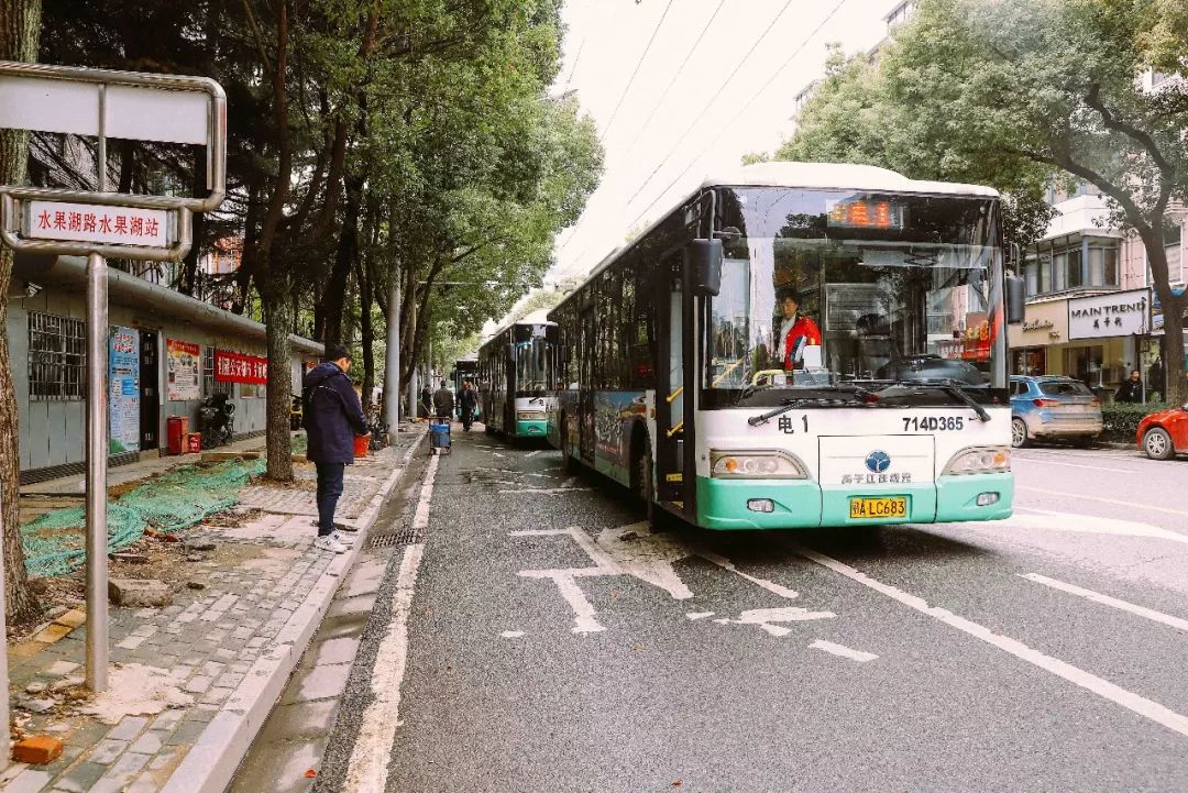 穿梭60年,武汉公交无轨电车1路