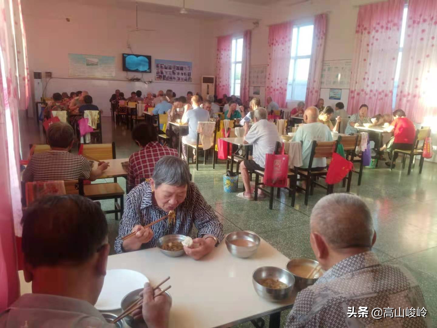 慈善家刘章俊(记者:乔望键张孟强摄/文)