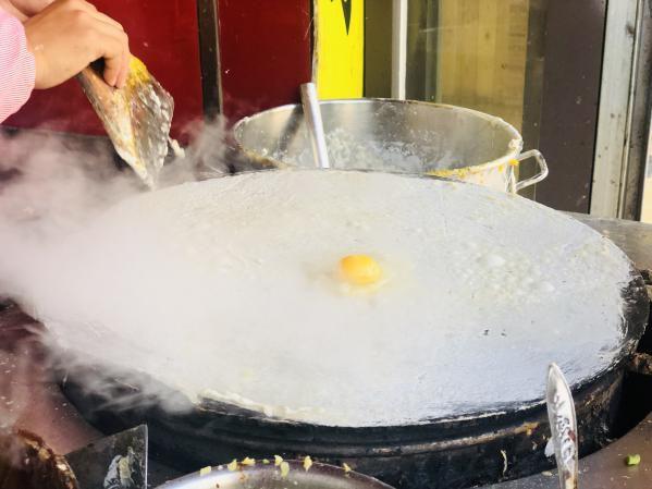 卖煎饼都月入3万,煎饼大妈真的能月入三万吗