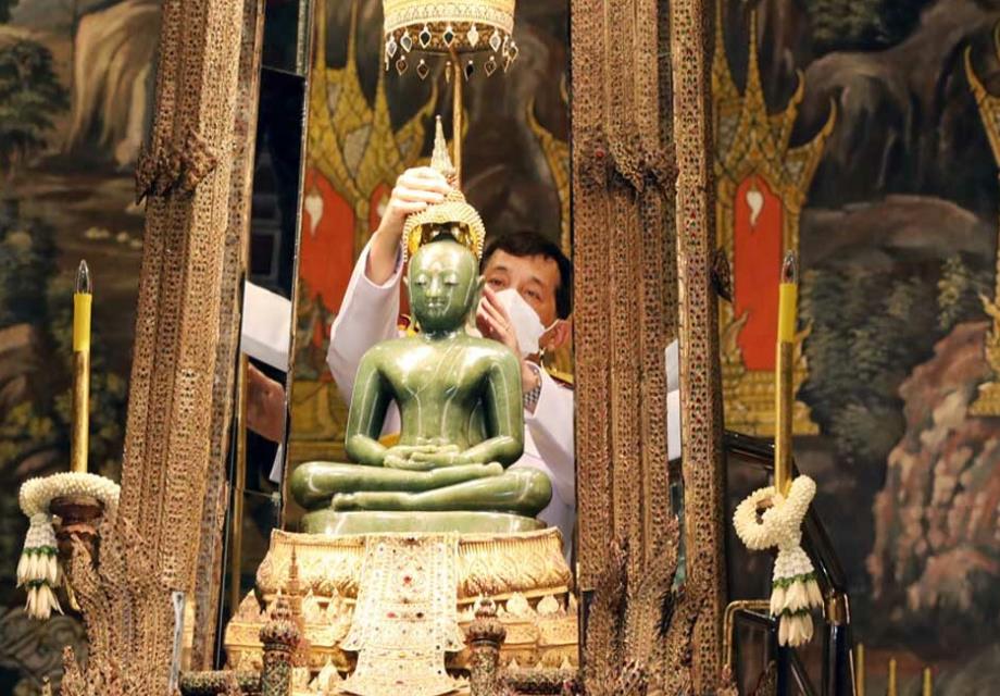 泰王为玉佛更衣,泰王给玉佛换装