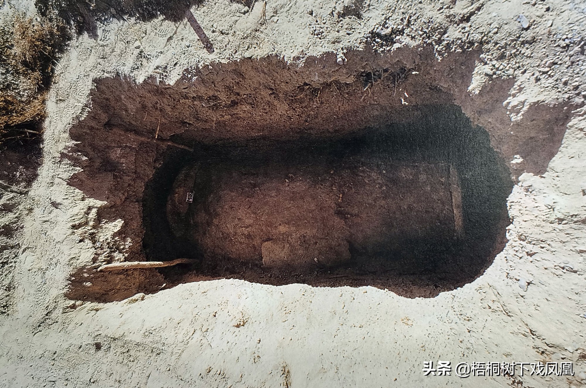 古墓现真容或为贵族墓,考古身高超高的尸骨