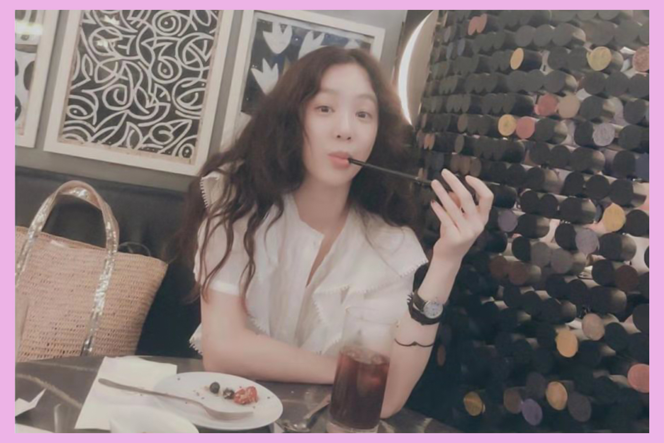 郑丽媛夏日穿搭，被小卷毛圈粉，这样的韩国小姐姐请给我一沓