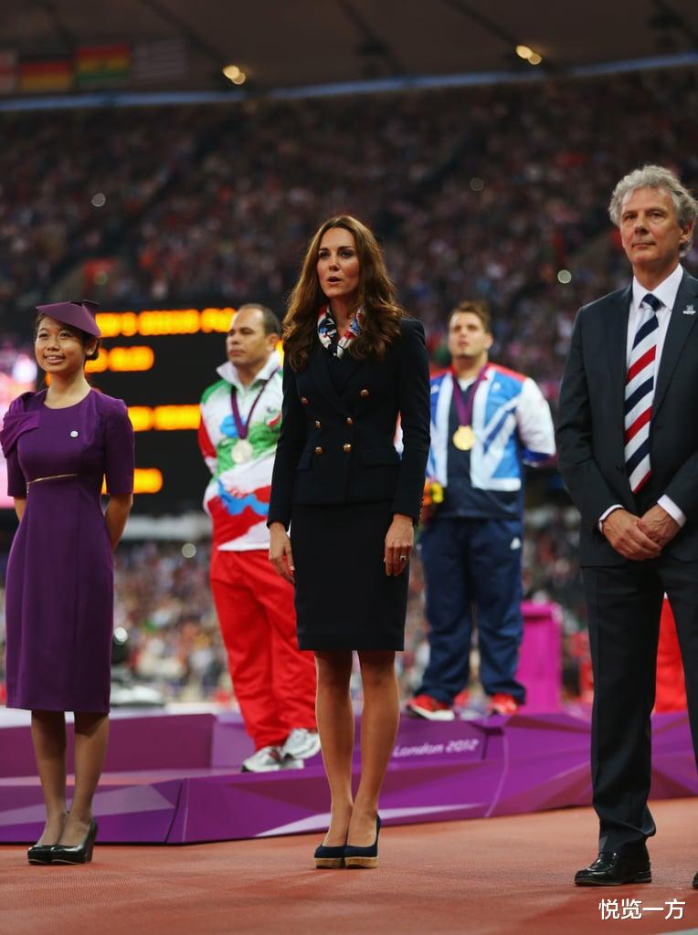 冬季围巾怎么搭配才保暖又时髦,凯特王妃系红色波点围巾