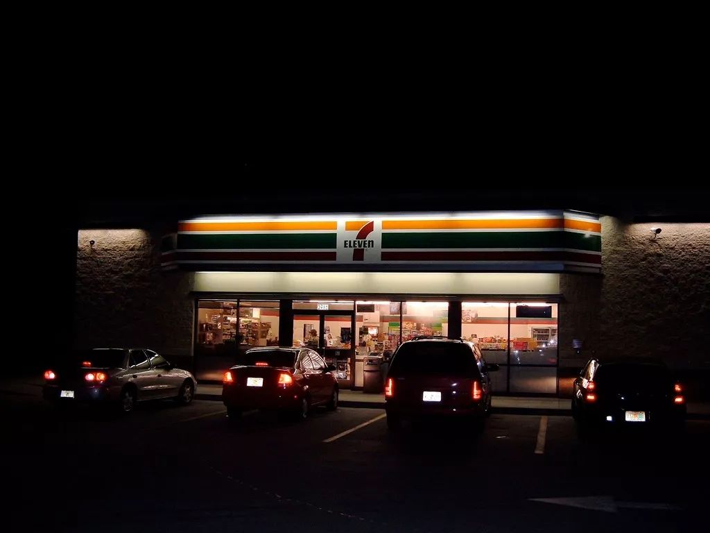 我花了107.5元，在711便利店吃了一份糯米鸡