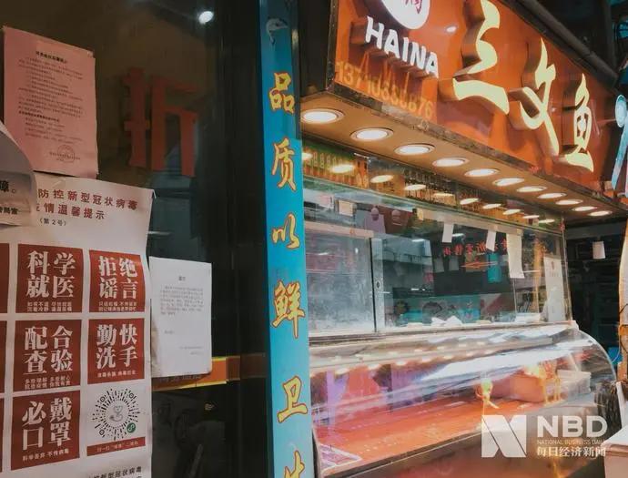 扇贝臭了、小龙虾死了、三文鱼没了！记者调查：疫情下的海鲜市场，发现了什么？