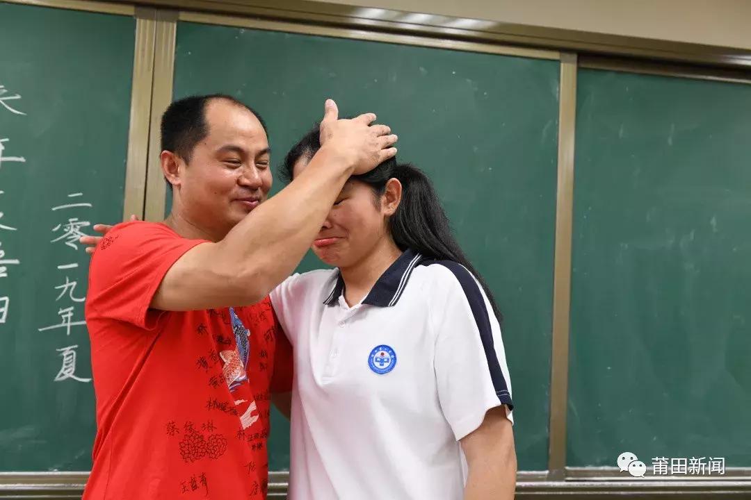 考完啦！莆田考场外上演“00”后深情告白！这些场景都太美~~