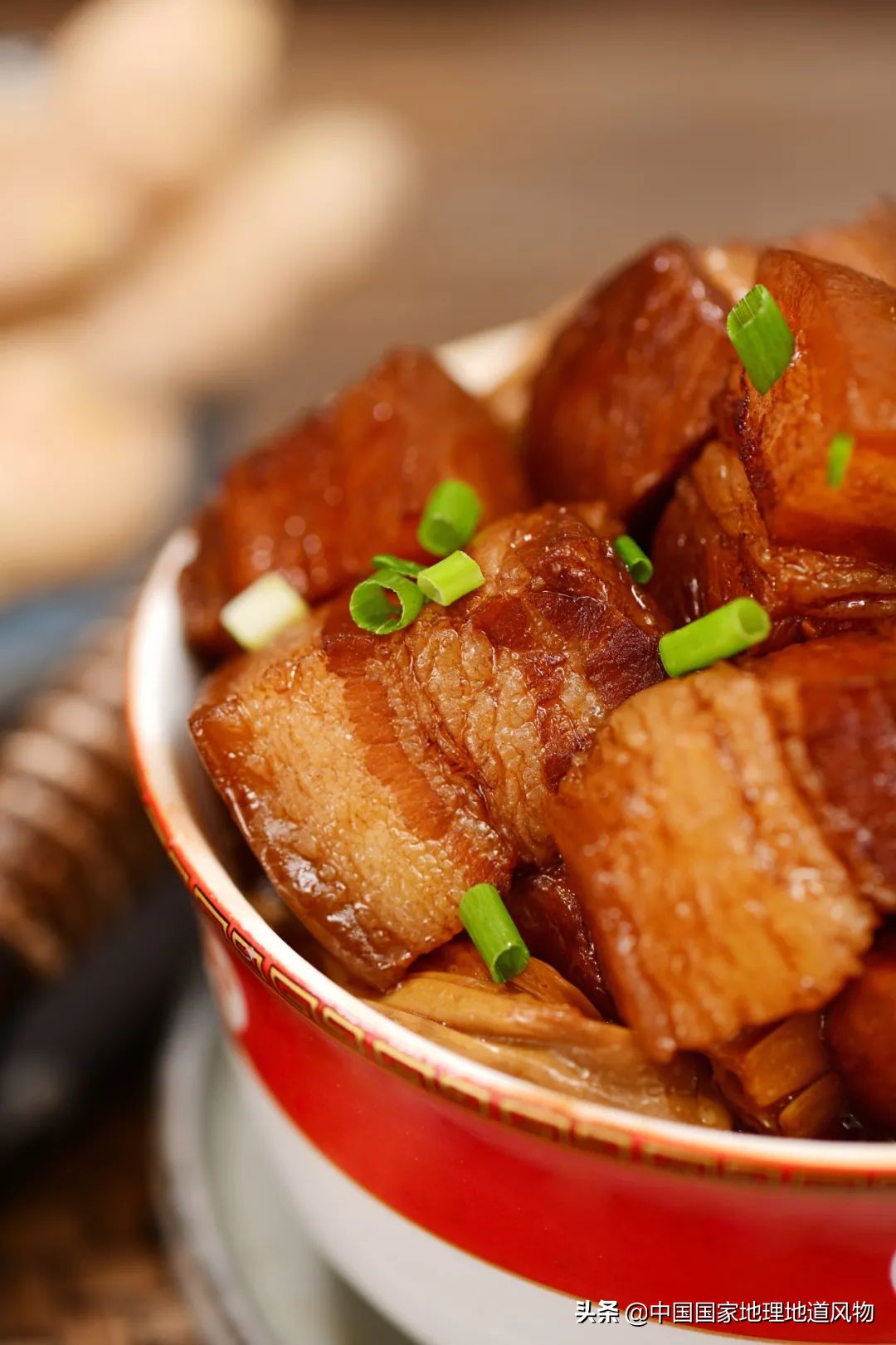 红烧肉是一道非常经典的中式菜肴,红烧肉中国家常菜的经典