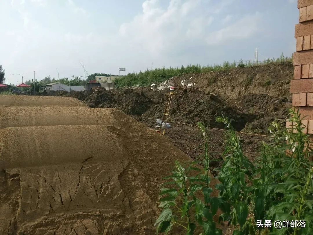 土地征收需要迁新坟怎么办,农村土地承包法对墓地有要求吗