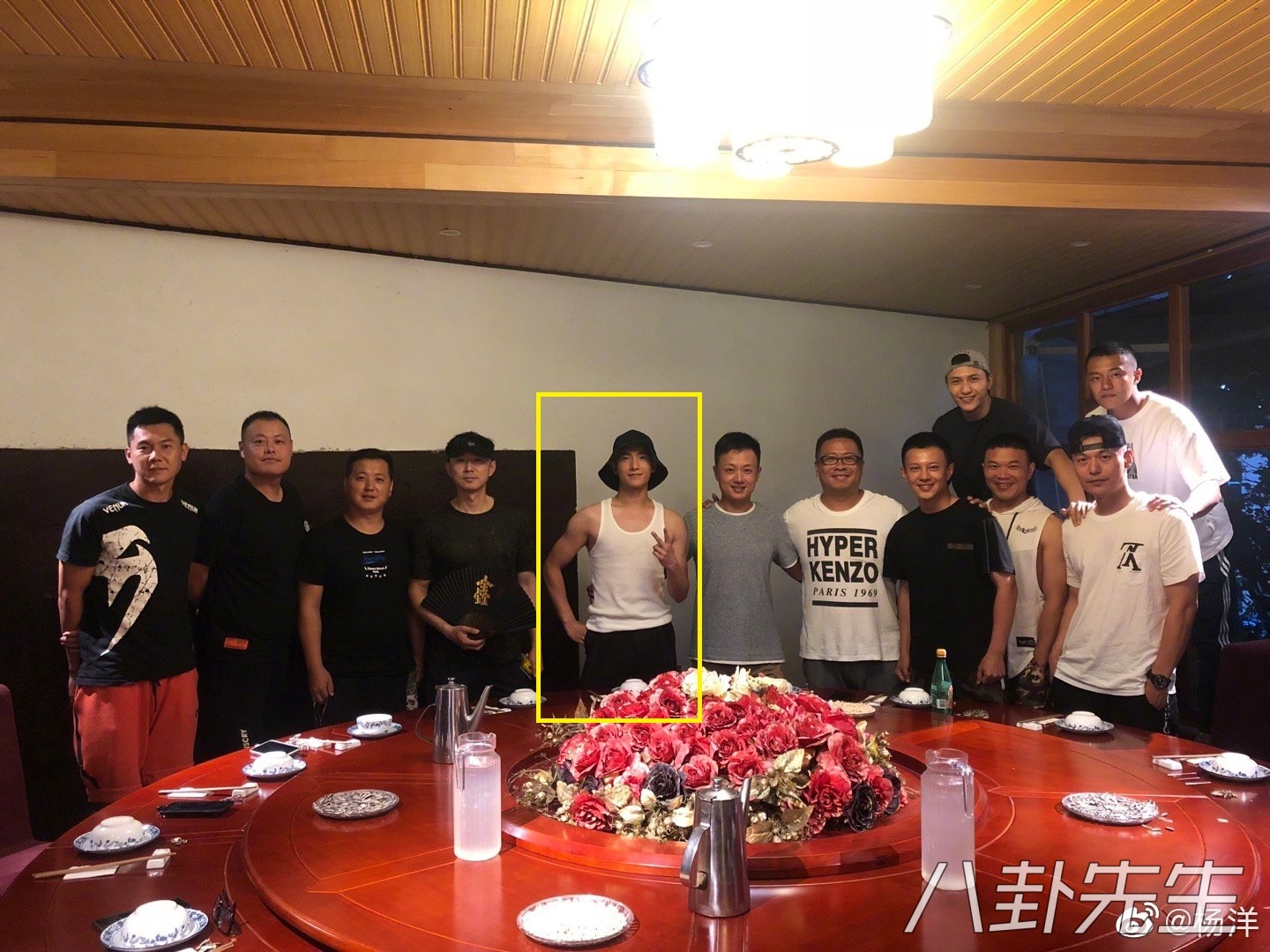 明星为粉丝准备的福利让人大开眼界，杨紫朱一龙弹唱，蔡徐坤染发