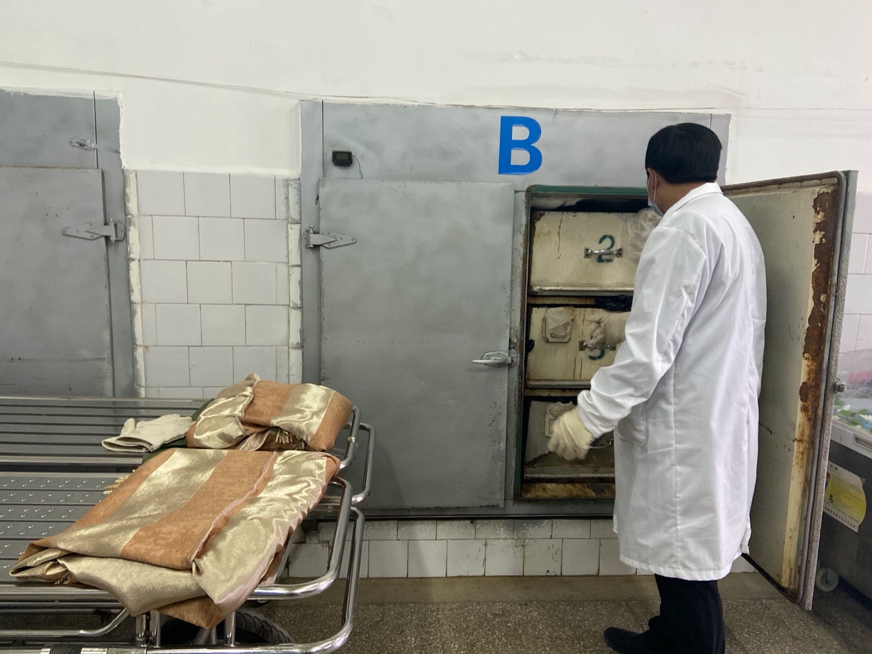 为太平间遗体寻亲：男婴遭弃16年产生40万保存费，工作人员终劝其父签字火化，仍有20多具无人认领