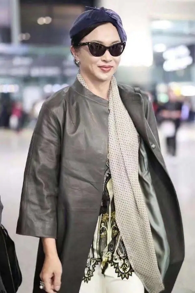 奔五的姐姐,奔五女性穿大衣怎么穿时尚又简约