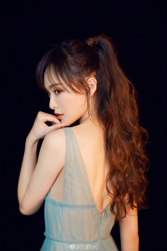 身着J.Mendel绿色纱裙的唐嫣温柔中带点小性感