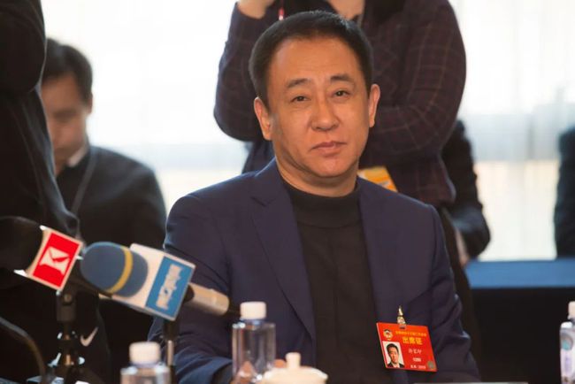 搞矿泉水亏几十亿，搞电动车亏百亿，不过许家印还手握4千亿地皮