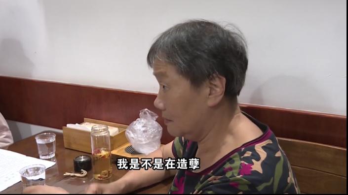 外地农村男想吃城市残障女绝户,被老人识破后恼羞成怒:走着瞧