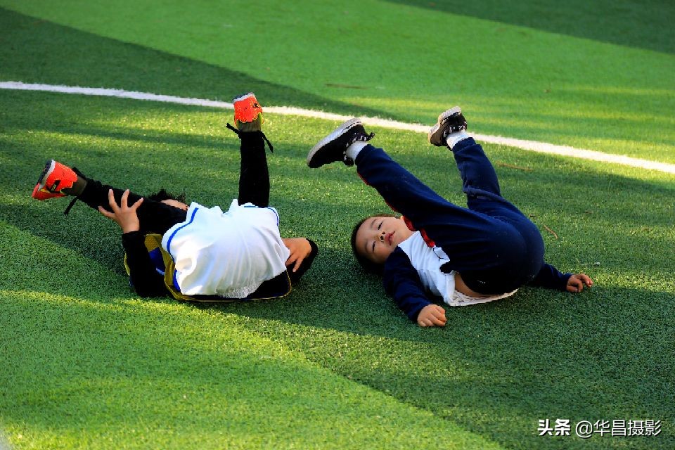 小孩足球训练15秒短视频,儿童足球爆发力和速度训练