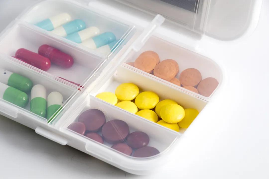 为什么吃药一定要和热水一起,提醒吃这些药不能喝热水