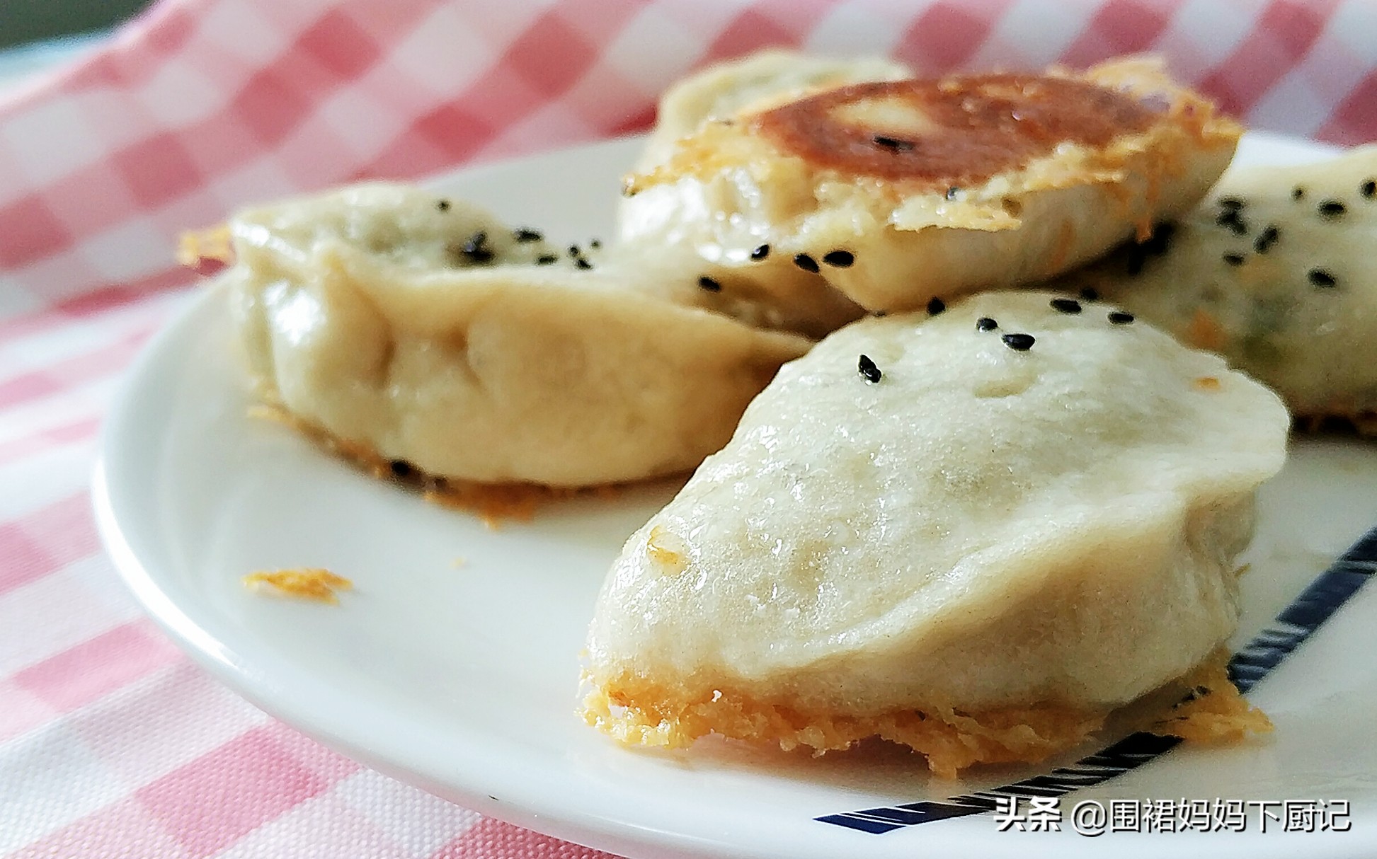 喜欢吃水煎包做不好？注意这2点，做出包子焦香酥脆、蓬松喧软