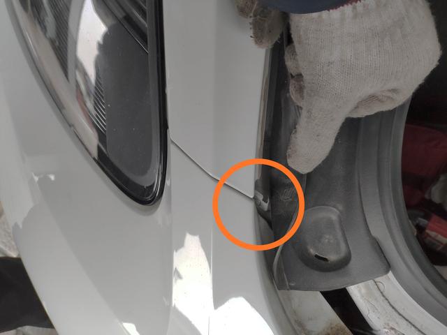 拆掉保险杠做油漆才能做得更完美，这辆保时捷博克斯特就是例子