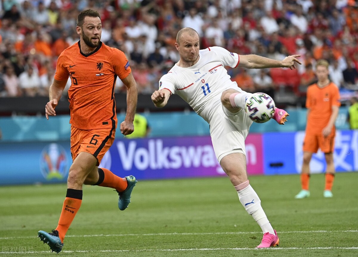 荷兰输球怪吃红牌？对手的针对性和自己主帅的犹豫，也是致命因素