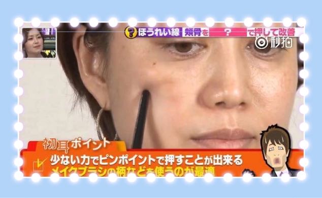 还不到30岁的郑爽，法令纹就这么明显了？*力暴**按摩，她的脸没事吧