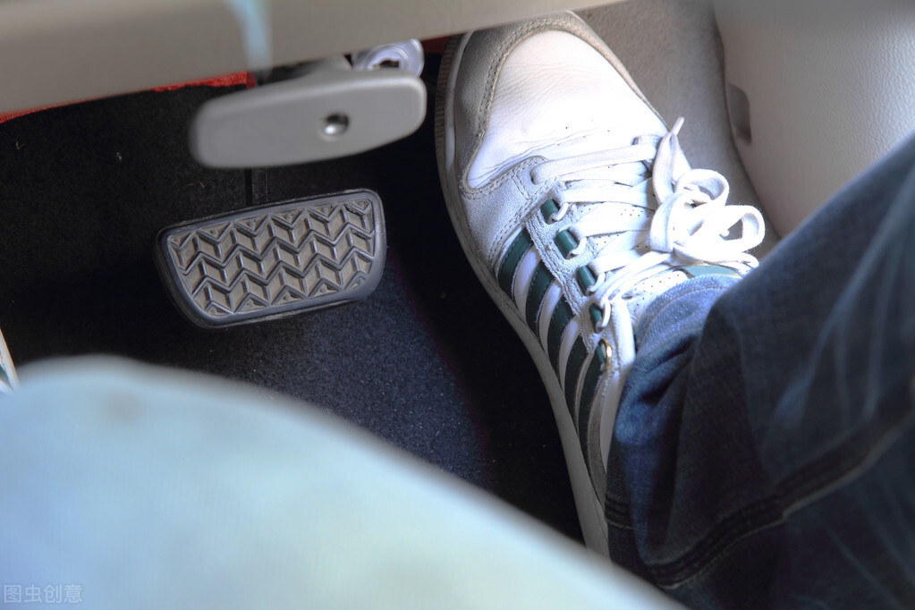 起步一脚油门踩到底有多快,起步一脚油门踩到底