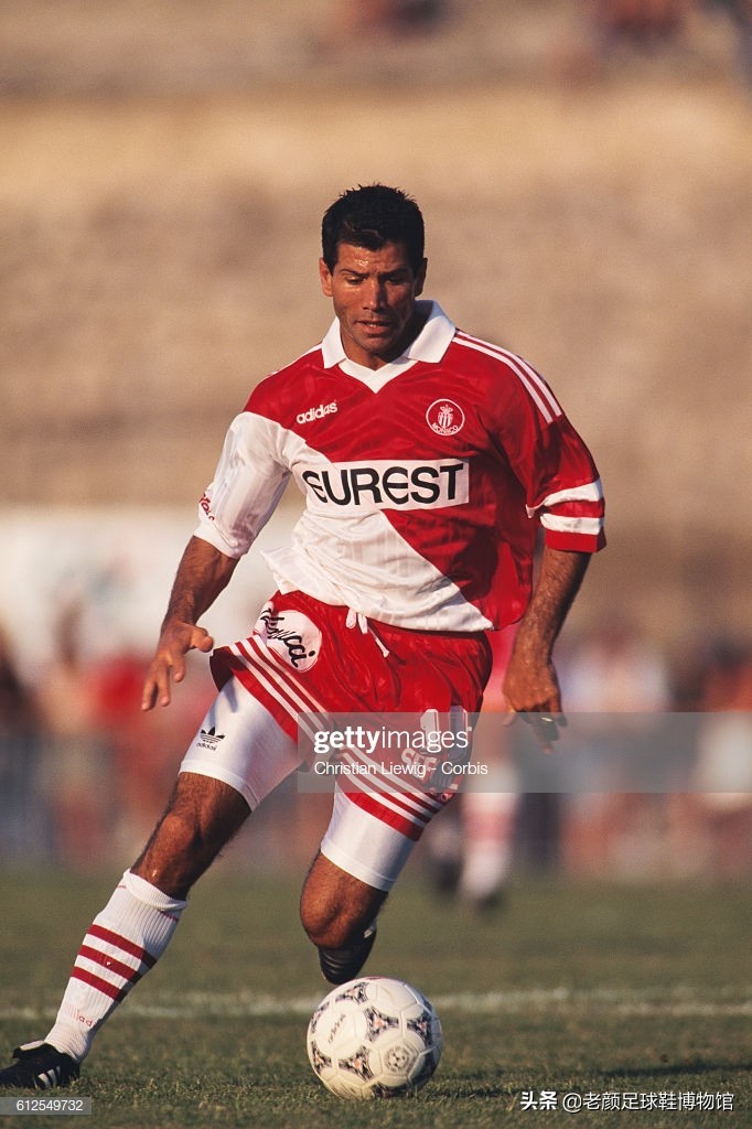 第一个穿白球鞋的足球运动员,第一个穿耐克篮球鞋的nba运动员