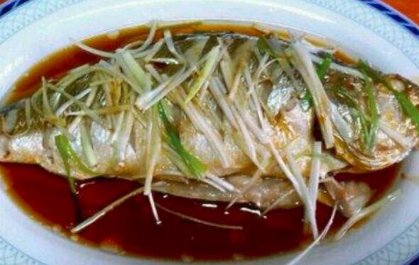 清蒸鱼怎么做好吃？从挑选到火候，全烹饪技巧介绍