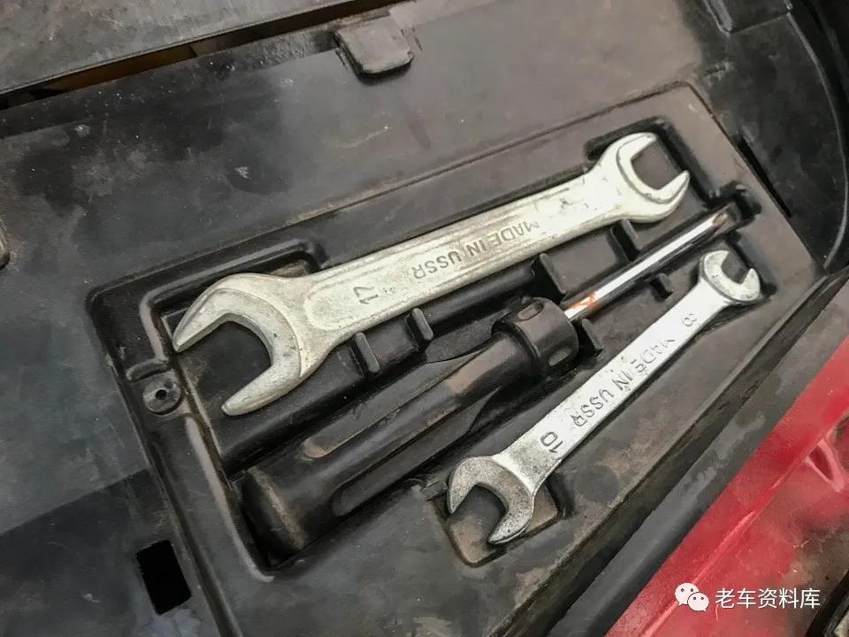 一辆几乎全新的樱桃红“东欧四大破”