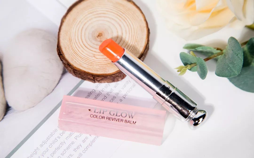 让你的嘴唇滋润一整天,让嘴巴嫩的唇膏