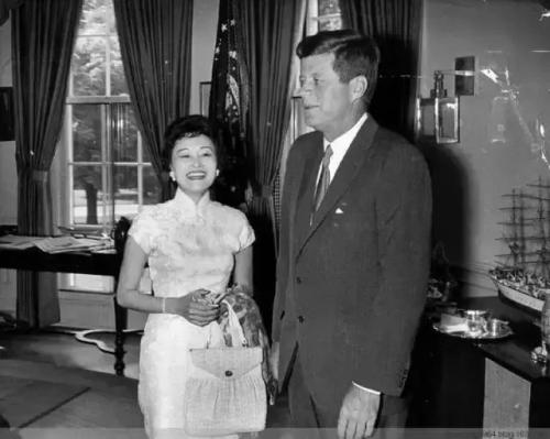 一位北京姑娘嫁大32岁美国人，辅佐8位美国总统：中国就是我的根