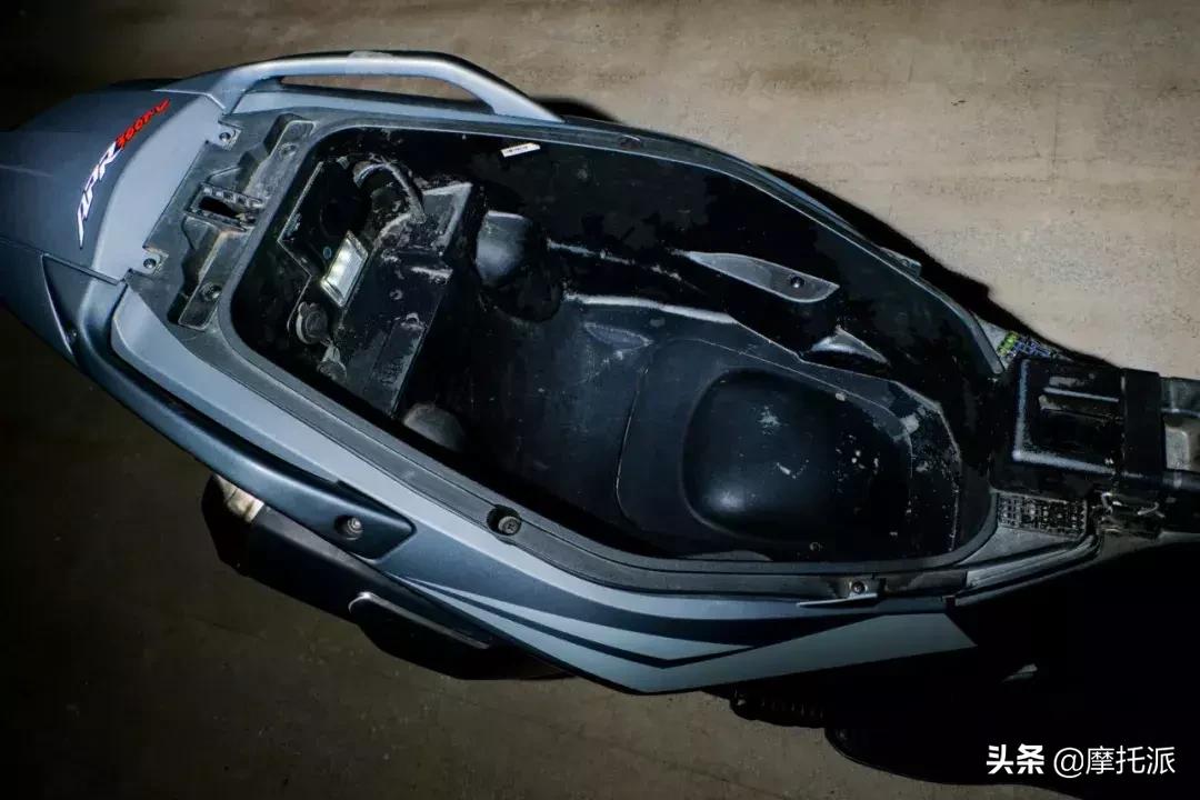 这是一辆让人爱恨交加的大踏板,阿普利亚SRMAX300综合测评-上